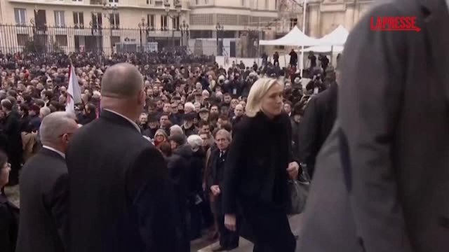 Oltre mille persone alla messa per Jean-Marie Le Pen a Parigi