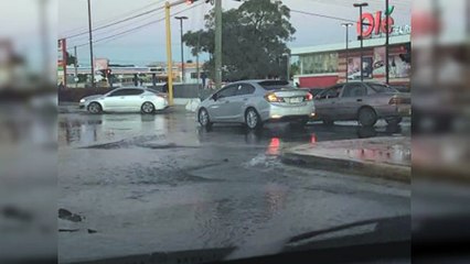 Agua se desperdicia en la autopista de San Isisdro