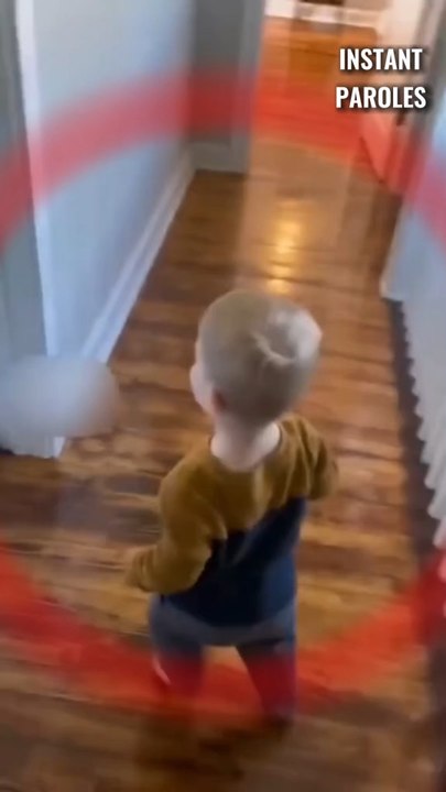 Ce petit garçon rend visite à son petit frère dans la maison et le remplit d’affection