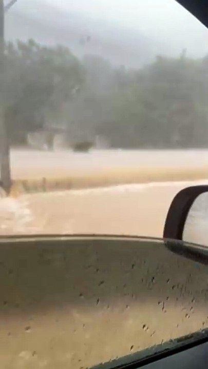 SC-401 em Florianópolis vira "rio" com chuva intensa e alagamentos em diversos pontos