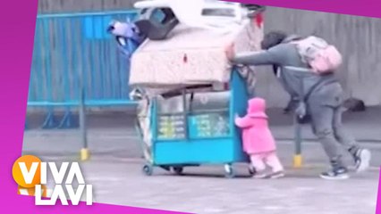 Pequeña le ayuda a su mamá a mover carrito de ventas y conmueve las redes