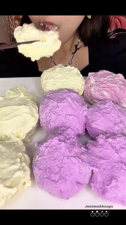 Mukbang ASMR || Creamy milk clams...