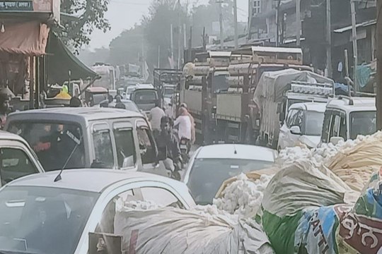 साहबी नदी पर जर्जर पुल की हो रही मरम्मत, नए रास्ते में लग रहा जाम... देखें वीडियो ...