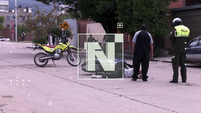 ¡Intentó rebasar! Motociclista aparentemente ebrio chocó contra un taxi