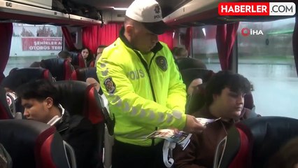Öğrenciler trafik polisleriyle birlikte yolcuları uyardı