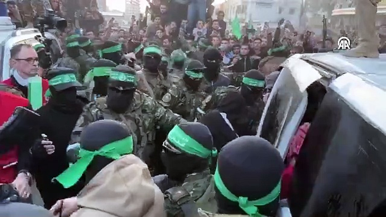🔴Hamas'ın askeri kanadı İzzeddin El Kassam Tugayları, 3 İsrailli esiri Kızılhaç’a teslim etti.   🔴İsrail’in 90 Filistinli mahkumu serbest bırakması bekleniyor.