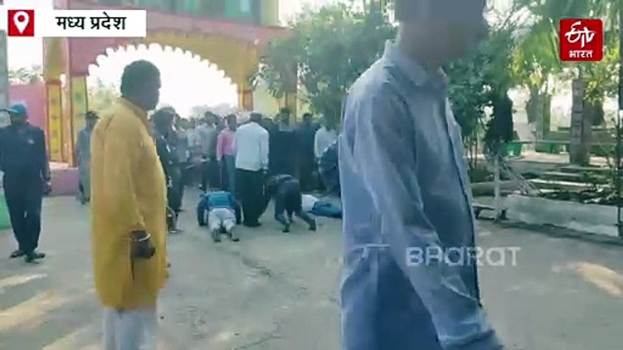 बेटियों ने निभाया बेटों का फर्ज, पिता को दी मुखाग्नि, देखें वीडियो