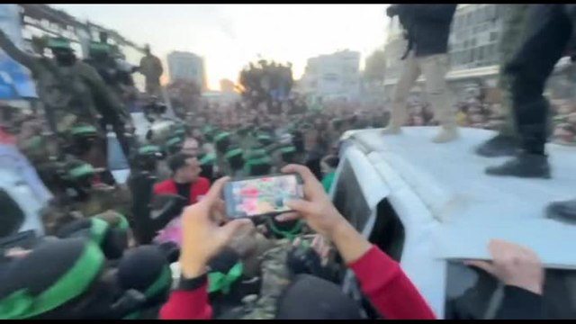 La Croce Rossa a Gaza prende in consegna gli ostaggi israeliani