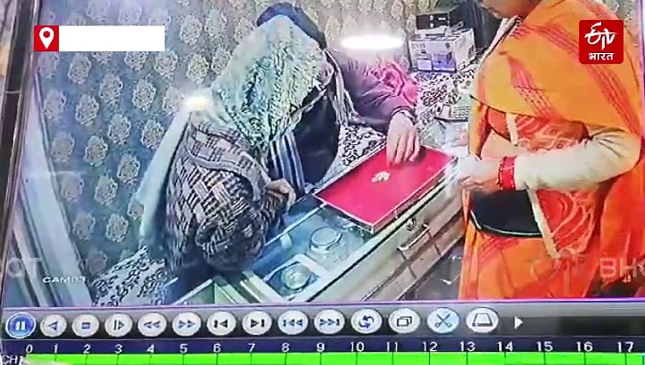 ज्वेलर्स की दुकान से बंटी-बबली मुंह में बालियां रखकर हुए फरार, सीसीटीवी में कैद हुई घटना