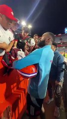 Gerson do Flamengo cai na risada com comentário inusitado de torcedor que pediu autógrafo