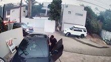 رجل يضحي بتسلا لإنقاذ بورش 911 من حرائق لوس أنجلوس