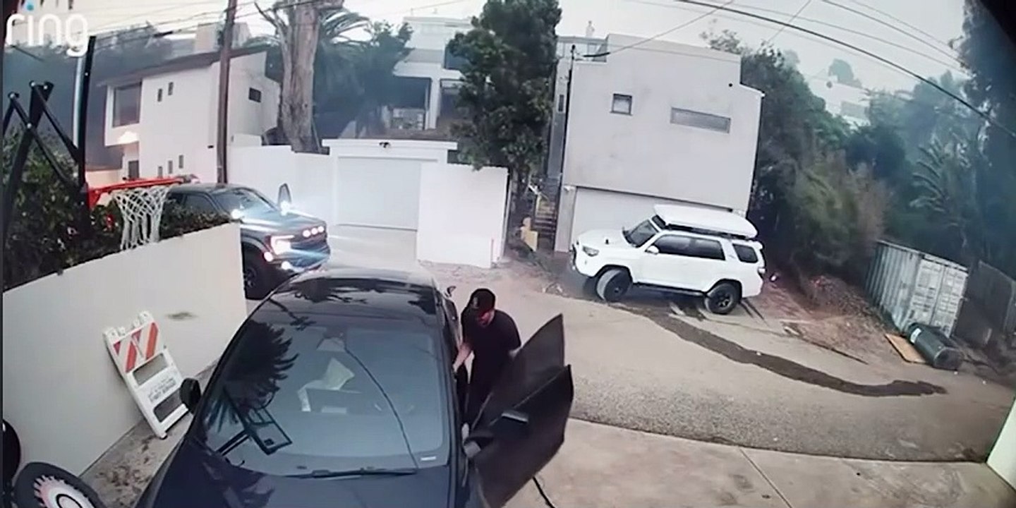 رجل يضحي بتسلا لإنقاذ بورش 911 من حرائق لوس أنجلوس