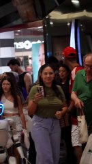 Influencer se hace viral al ir de compras con un robot humanoide y otro de perro