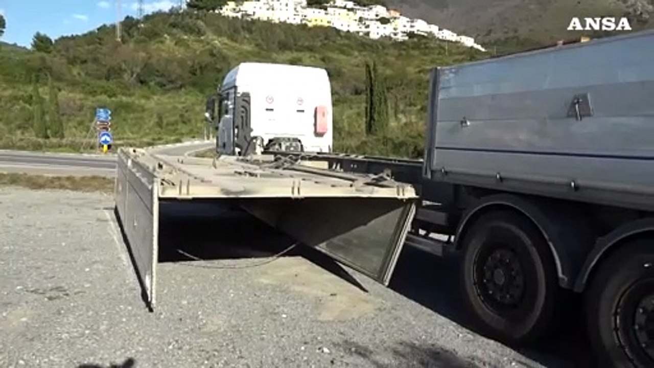 Maltempo, il vento rovescia il cassone di un camion nel Cosentino