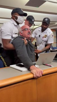 USA : Incroyable image de la conférence de presse du Secrétaire d'État américain Antony Blinken qui tourne au chaos quand un journaliste pro-palestinien doit être évacué par la force