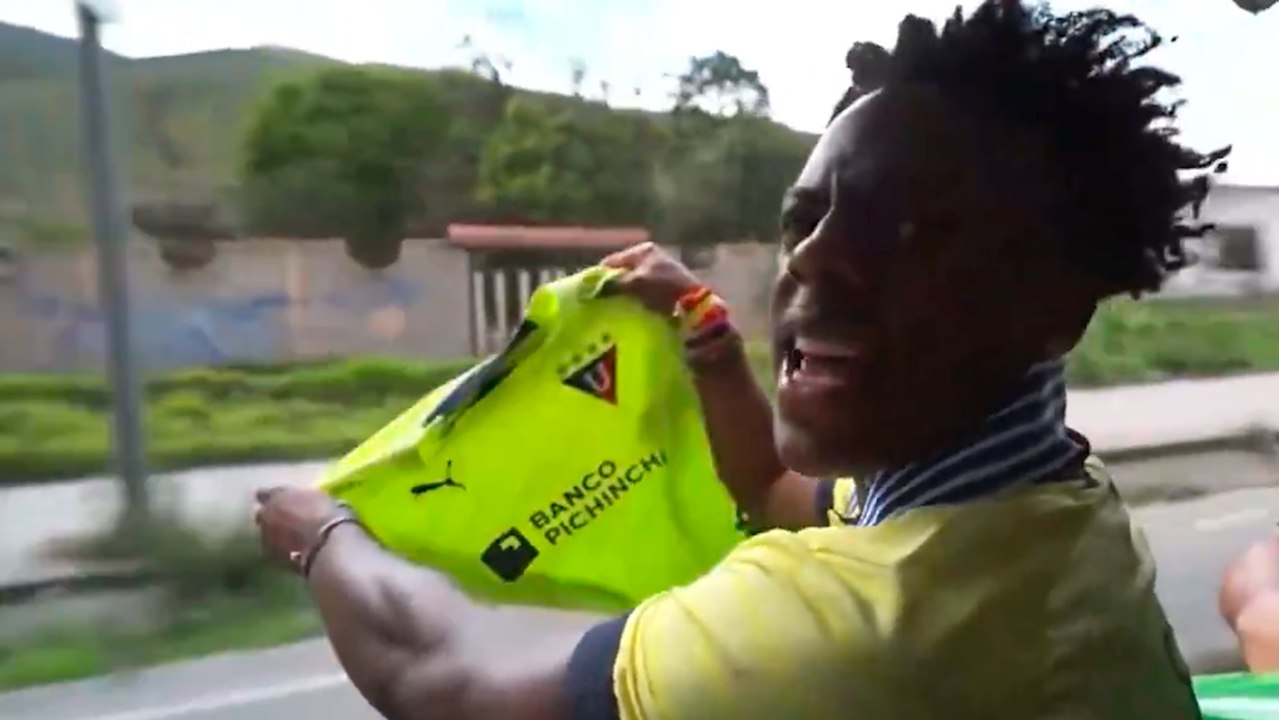 Speed llega a Ecuador y le regalan playera del Club Liga Deportiva Universitaria