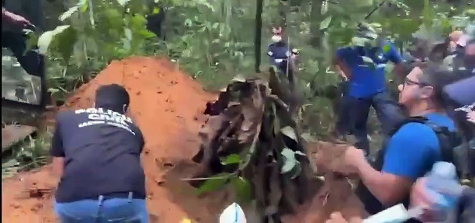 Policia encontra cemitério clandestino do 'Comando Vermelho' com 12 corpos