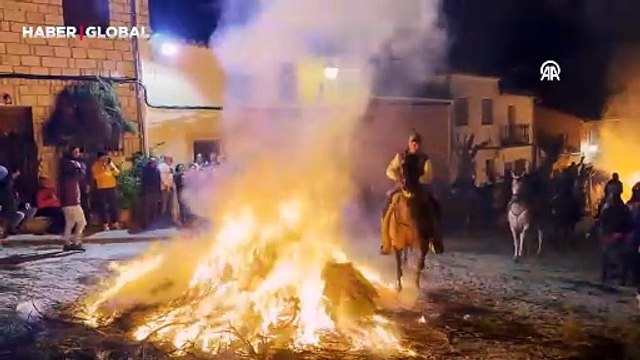 İspanya'da 18. yüzyıldan kalma gelenekle atlar ateş üzerinden atlatıldı