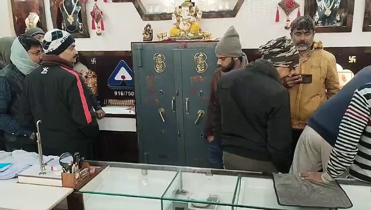 नवादा में ज्वेलरी शॉप का शटर काटकर लगभग 10 लाख की चोरी , सीसीटीवी कैमरे में कैद हुई वारदात