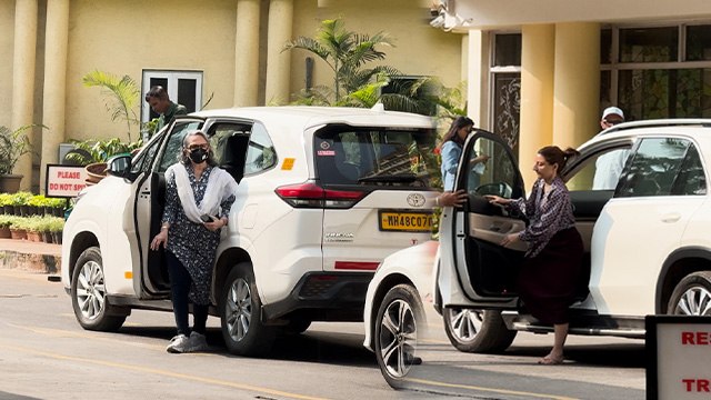 Saif Ali Khan Mother Sharmila Tagore At Lilavati Hospital,Heart Broken Video..