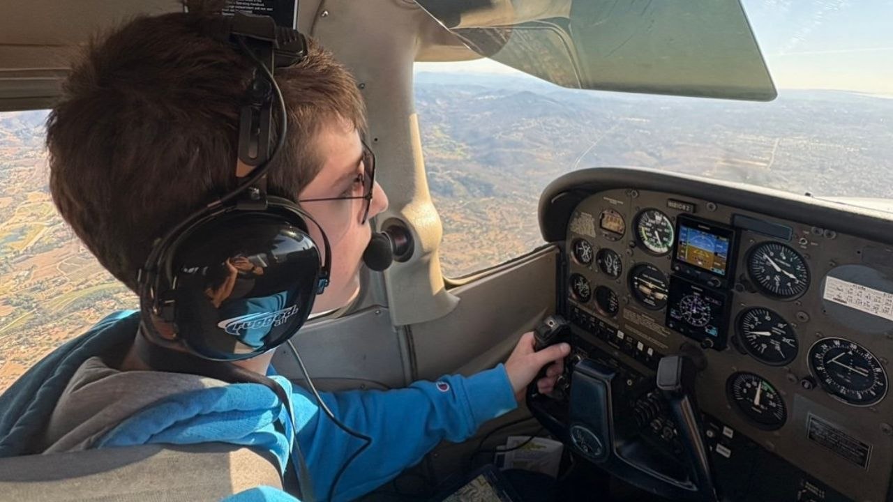 17-jähriger Teenager wird einer der jüngsten Piloten der Welt, noch bevor er die High School abgeschlossen hat