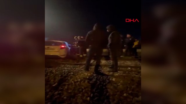 Yük treni, hemzemin geçitte otomobile çarptı