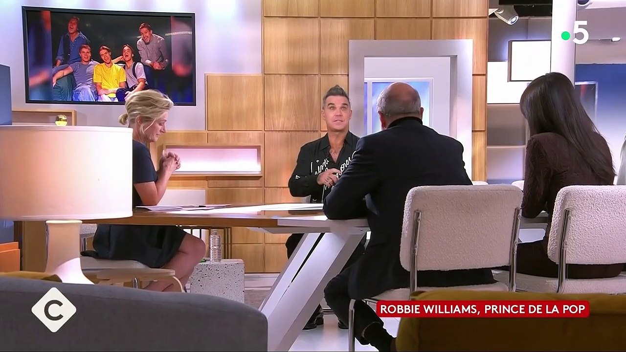 Face à Robbie Williams, Anne-Elisabeth Lemoine se confie comme rarement sur sa vie sentimentale dans C à vous.