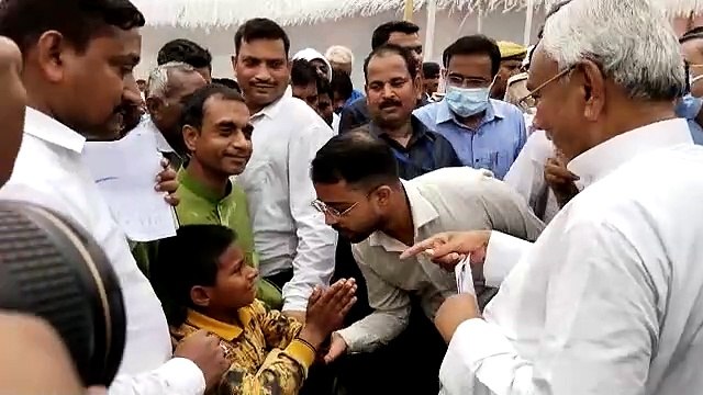 पहली बार मुख्यमंत्री नीतीश कुमार के पुत्र निशांत कुमार पिता के समर्थन और उनकी पार्टी को वोट देकर उन्हें जिताने की कैमरे पर सिफ़ारिश की.