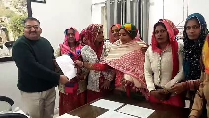 आशा सहयोगिनियों ने अपनी विभिन्न मांगों को लेकर एडीएम को दिया सीएम के नाम ज्ञापन