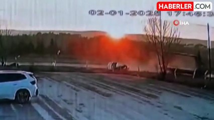 Kamyonun Çarptığı Otomobilin Sürücüsünün Panik Anları Güvenlik Kamerasında