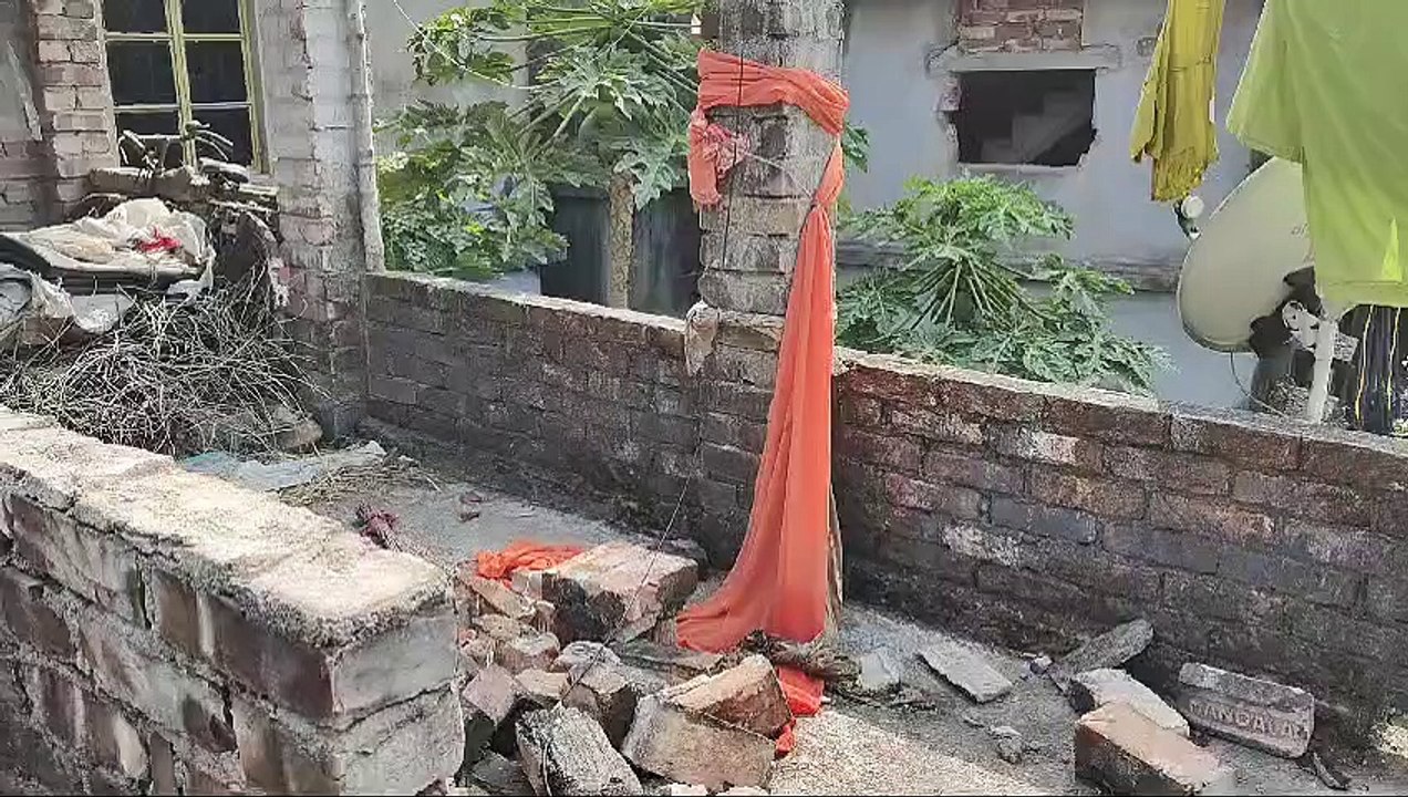 বাড়িতে খেলা করার সময় ইটের দেয়াল চাপা পড়ে মৃ...
