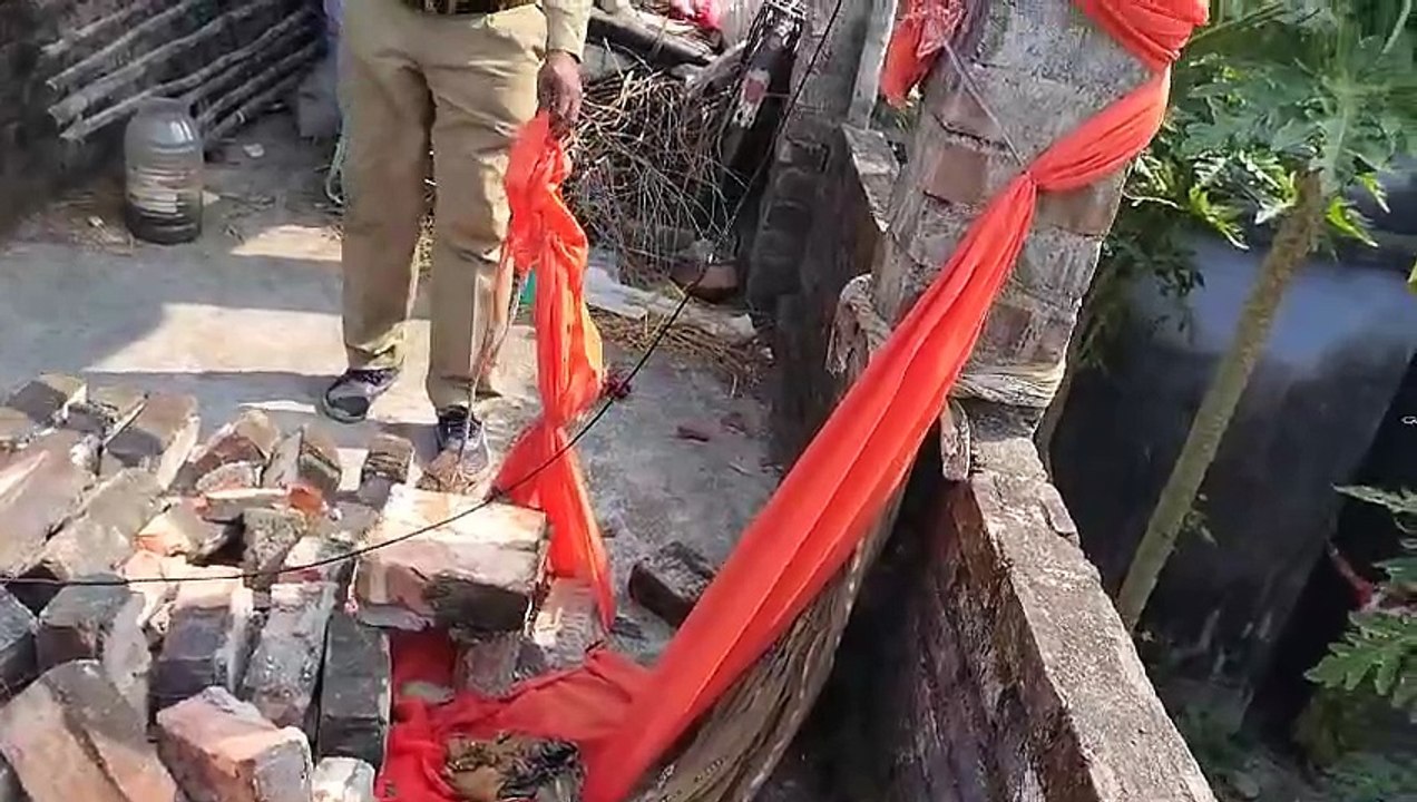 বাড়িতে খেলা করার সময় ইটের দেয়াল চাপা পড়ে মৃ...