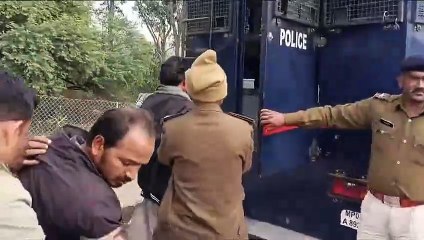 धार में किसानों ने चक्का जाम करने की कोशिश अहमदाबाद इंदौर हाईवे पर भाकियू कार्यकर्ताओं को बड़ी संख्या में पुलिस ने किया गिरफ्तार भेजा जेल