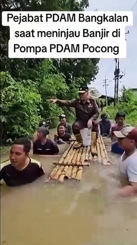 Momen Pejabat Bangkalan Saat Meninjau Banjir di Pompa PDAM Madura