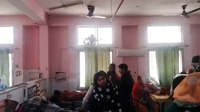 *हाल ऐ मेडिकल कॉलेज कुशीनगर* ठंड और बंदरों का आतंक, टूटी खिड़कियों से आ रही बर्फीली हवा, झांक रहे बंदर मेडिकल कॉलेज में मरीजों की दुश्वारी