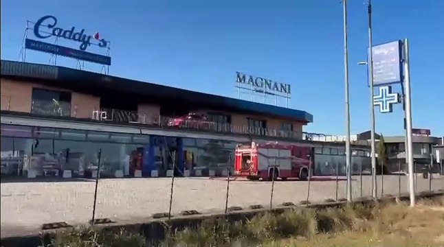 Incendio di Magnani Sposa, il giorno dopo: vigili del fuoco ancora a lavoro
