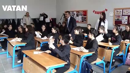 Bakan Tekin Ümraniye'de öğrencilere karne dağıttı