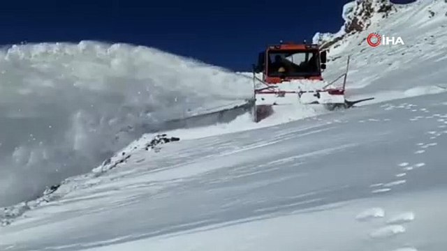 Sınırın sıfır noktasında kar kalınlığı insan boyunu geçti