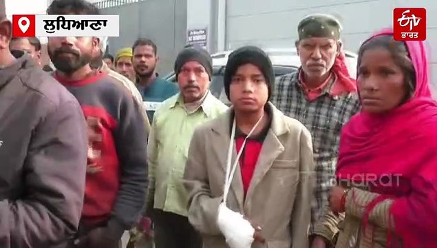 ਫੈਕਟਰੀ ਵਾਲਿਆਂ ਵੱਲੋਂ ਕਰਵਾਈ ਜਾਂਦੀ ਸੀ ਚਾਇਲਡ ਲੇਬਰ, 11 ਸਾਲ ਦੇ ਛੋਟੇ ਬੱਚੇ ਦੀ ਦੋ ਉਂਗਲਾਂ ਵੱਡੀਆਂ, ਐਮਐਲਏ ਛੀਨਾ ਬੱਚੇ ਨੂੰ ਇਨਸਾਫ ਦਿਵਾਉਣ ਲਈ ਪਹੁੰਚੇ, ਫੈਕਟਰੀ ਦੇ ਬਾਹਰ ਹੋਇਆ ਹੰਗਾਮਾ