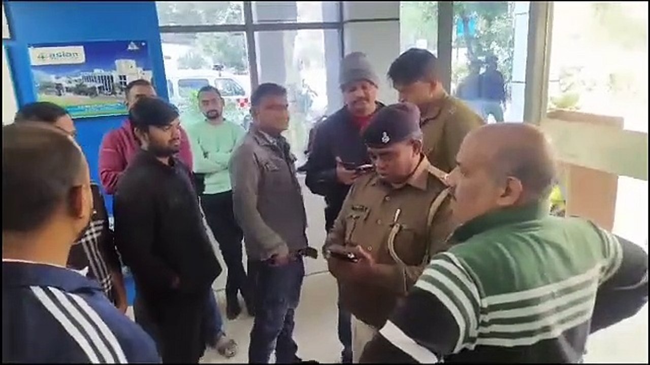 धनबाद के निजी अस्पताल में नहीं थी दवा, परिजनों द्वारा बाहर से लाने पर मरीज को दवा देने से इंकार, जमकर हुआ हंगामा