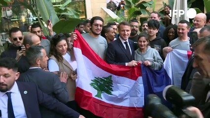 ماكرون يلتقي عناصر من الصليب الأحمر اللبناني في بيروت