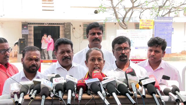 ஈரோடு கிழக்கு சட்டமன்ற தொகுதி இடைத்தேர்தல் இறுதி நாளான இன்று திமுக, நாம் தமிழர் கட்சியினர் வேட்புமனு தாக்கல்...நாம் தமிழர் வேட்பாளர் ஊர்வலமாக வர அனுமதி மறுக்கப்பட்டதால் தனி ஆளாக நடந்து வந்து வேட்பு மன