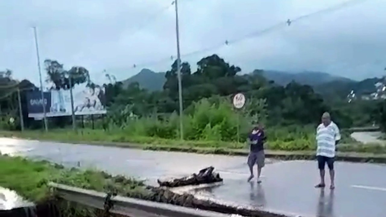 Cratera na BR-101 em Biguaçu