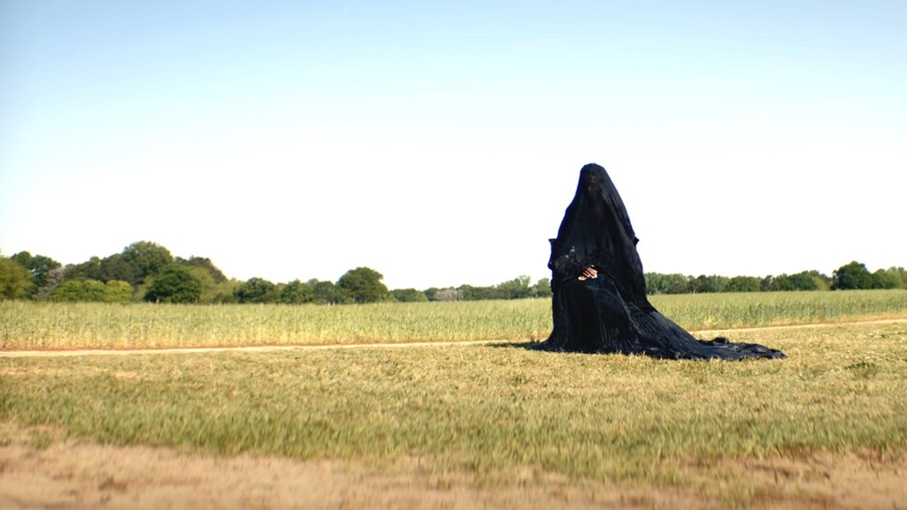 Neuer Horrorfilm: The Woman in the Yard geht im Trailer auf die Jagd nach Kindern