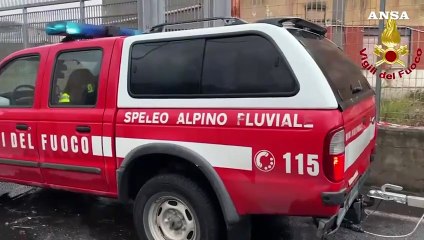 Maltempo a Catania: auto sommersa dall'acqua, soccorsa dai pompieri