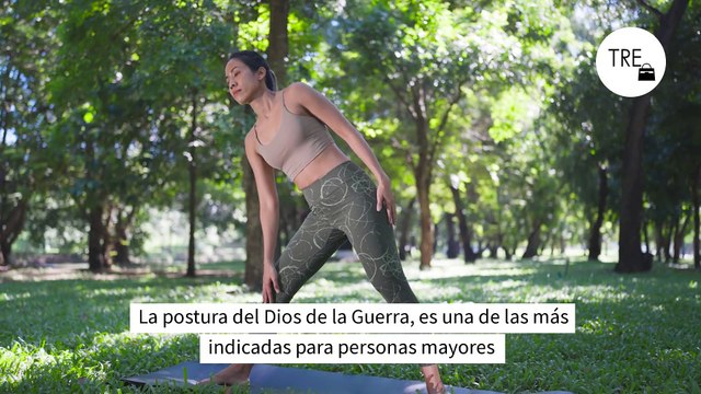 La postura del Dios de la Guerra es ideal para las personas mayores. Ayuda a movilizar la cadera y fortalece piernas y rodillas