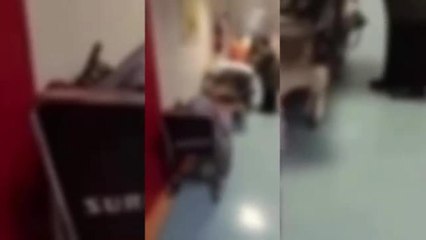 Pazienti in barella o sedia nei corridoi del pronto soccorso dell'ospedale di Salerno