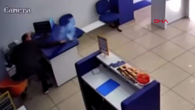 Bataryası elinde patlayan telefonu, dükkandan tekmeleyerek çıkardı