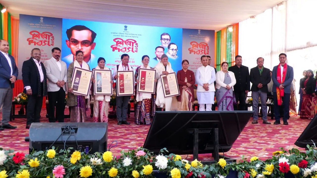 অসম চৰকাৰৰ সাংস্কৃতিক পৰিক্ৰমা বিভাগৰ উদ্যোগত এইবাৰ গোলাঘাটত কেন্দ্ৰীয় ভাবে অনুষ্ঠিত হৈছে শিল্পী দিৱস। গোলাঘাটৰ সমন্বয় ক্ষেত্ৰত আয়োজিত ৰুপকোৱৰ জ্যোতি প্ৰসাদ আগৰৱালাৰ স্মৃতি দিৱসত ৰাজ্যৰ ৫ গৰাকী বিশিষ্
