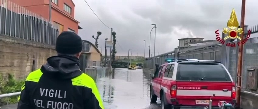 Maltempo, auto sommersa dall'acqua a Misterbianco: il guidatore soccorso con un canotto